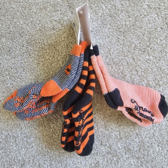 Kids Socks Old Navy 2 packs 6 pairs
3 pairs 18 - 24 months
3pairs 0-3 months - Picture 6 of 16